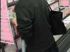 真‧偷拍神人!! 除了偷拍之外，還大膽掏槍打在女學生的背後 2