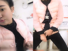 知名企業卻有職員在辦公室露奶又摳逼 連公司名字都入鏡