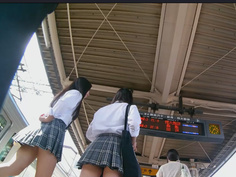 真‧偷拍神人!!不管站著坐著 只要是高中妹內褲顏色都引人遐想 1